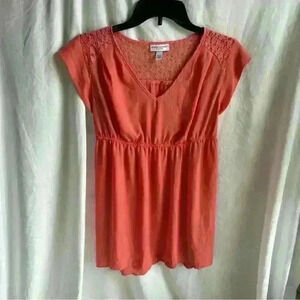 Liz Lange Maternity Peach Colored Short Sleeve V-Neck Blouse with Lace Size XS